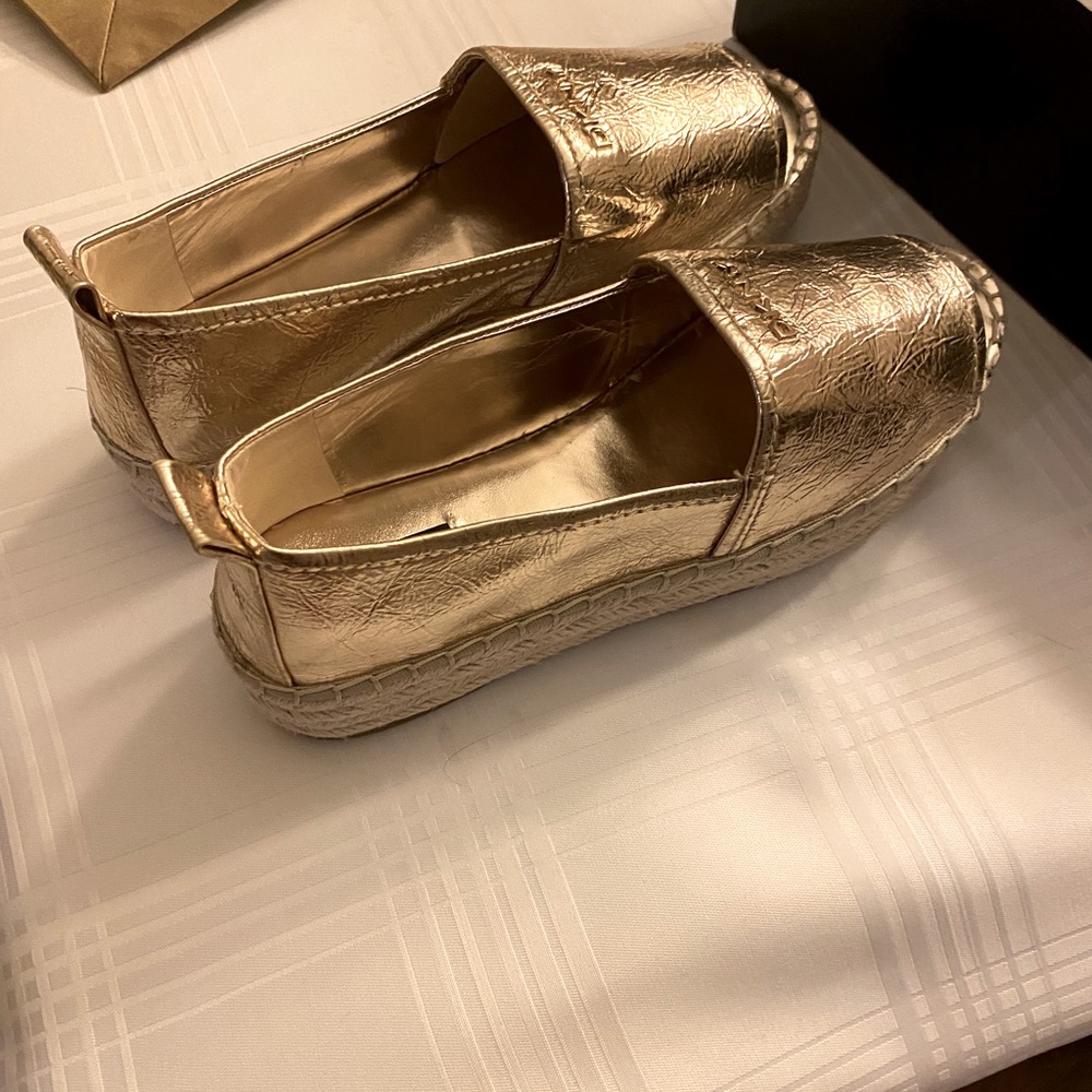 Gold metallic peep-toe DKNY ESPADRILLES.